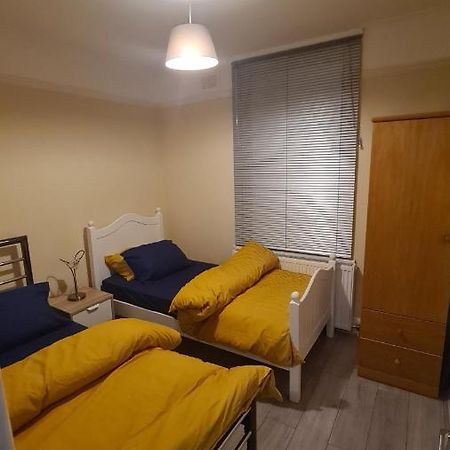 Entire 2 Bedroom Home/Flat In London, Central Line מראה חיצוני תמונה