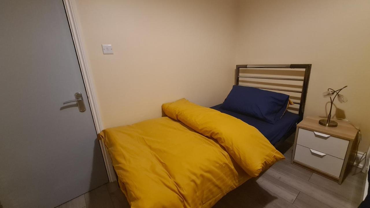 Entire 2 Bedroom Home/Flat In London, Central Line מראה חיצוני תמונה